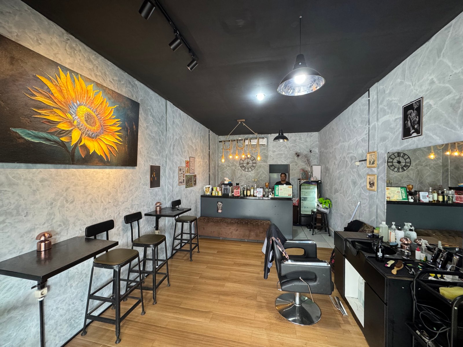 Interior Ruang Aman Barber & Coffee Cibinong